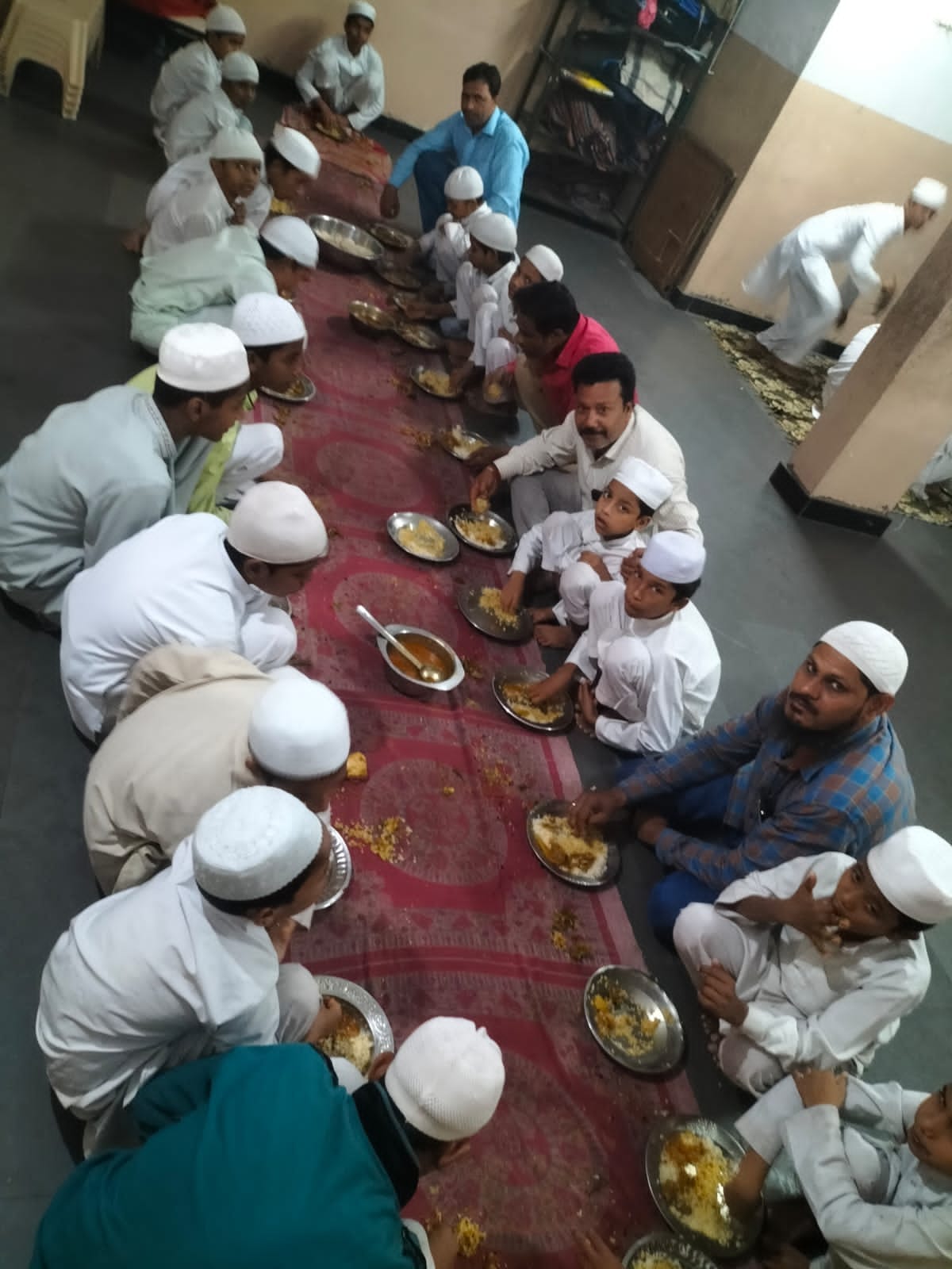 Food distribution at IDARA-E-FAIZ-E-RAHMAN